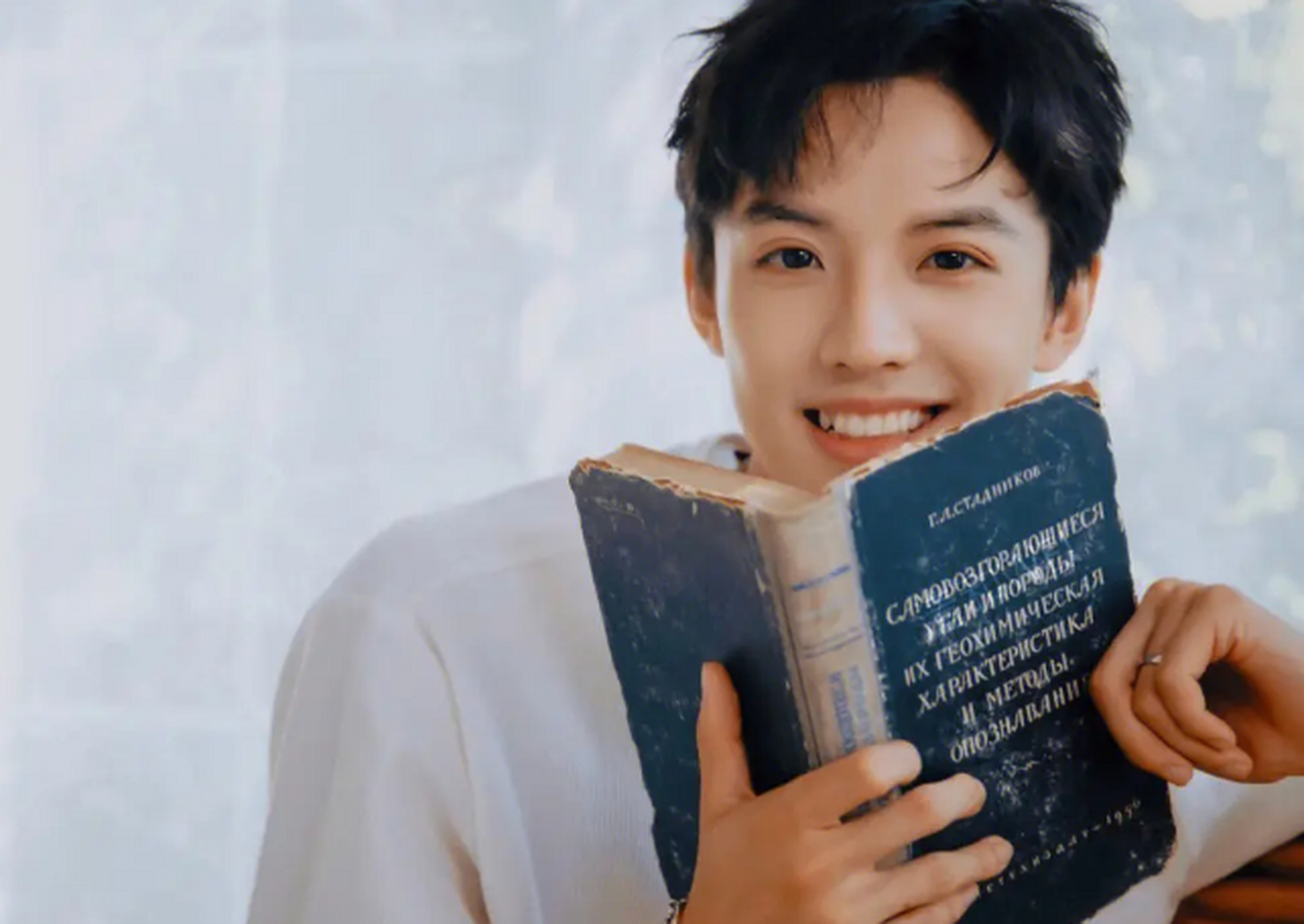 周峻纬因不当言论和行为被禁言,引发外界热议.