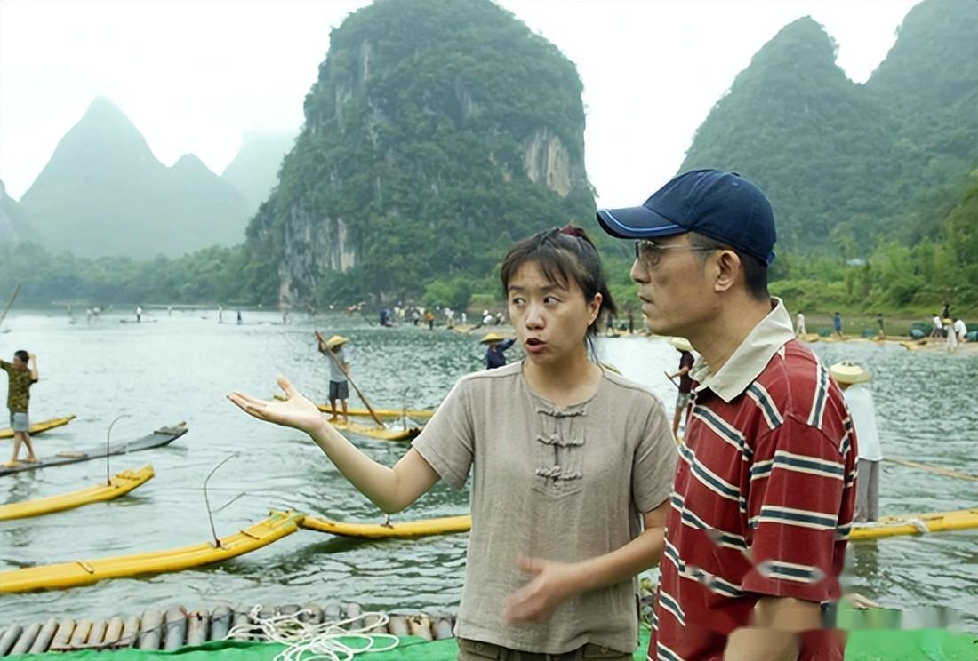 女强人王潮歌勇于展现真实自我,兼顾家庭与事业,成功有加!