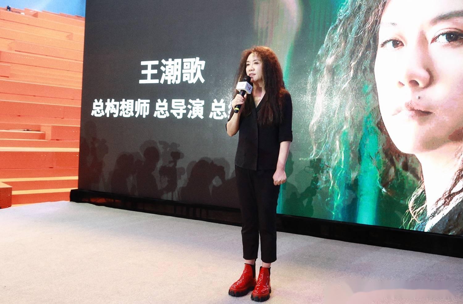 女强人王潮歌勇于展现真实自我,兼顾家庭与事业,成功有加!