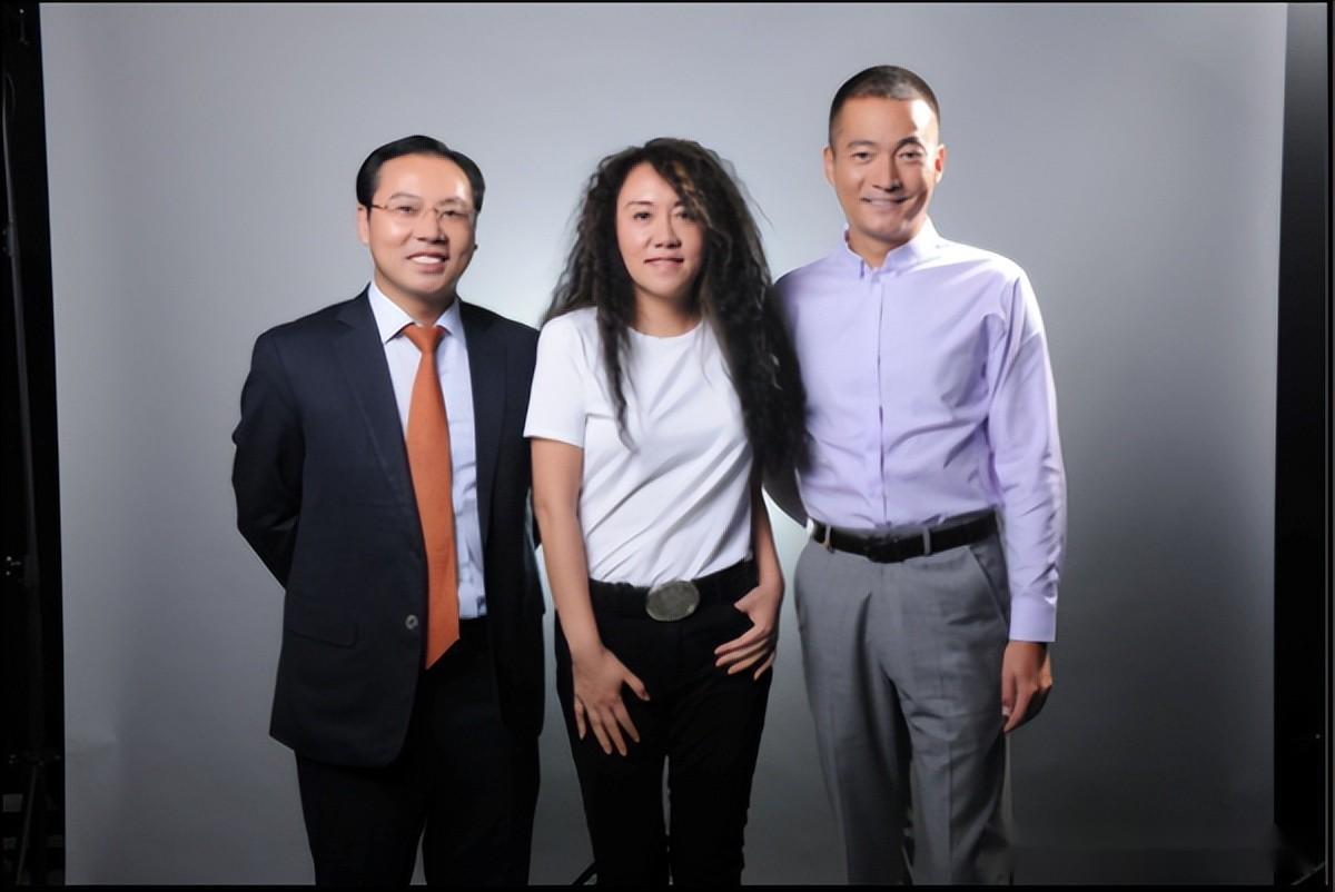 女强人王潮歌勇于展现真实自我,兼顾家庭与事业,成功有加!