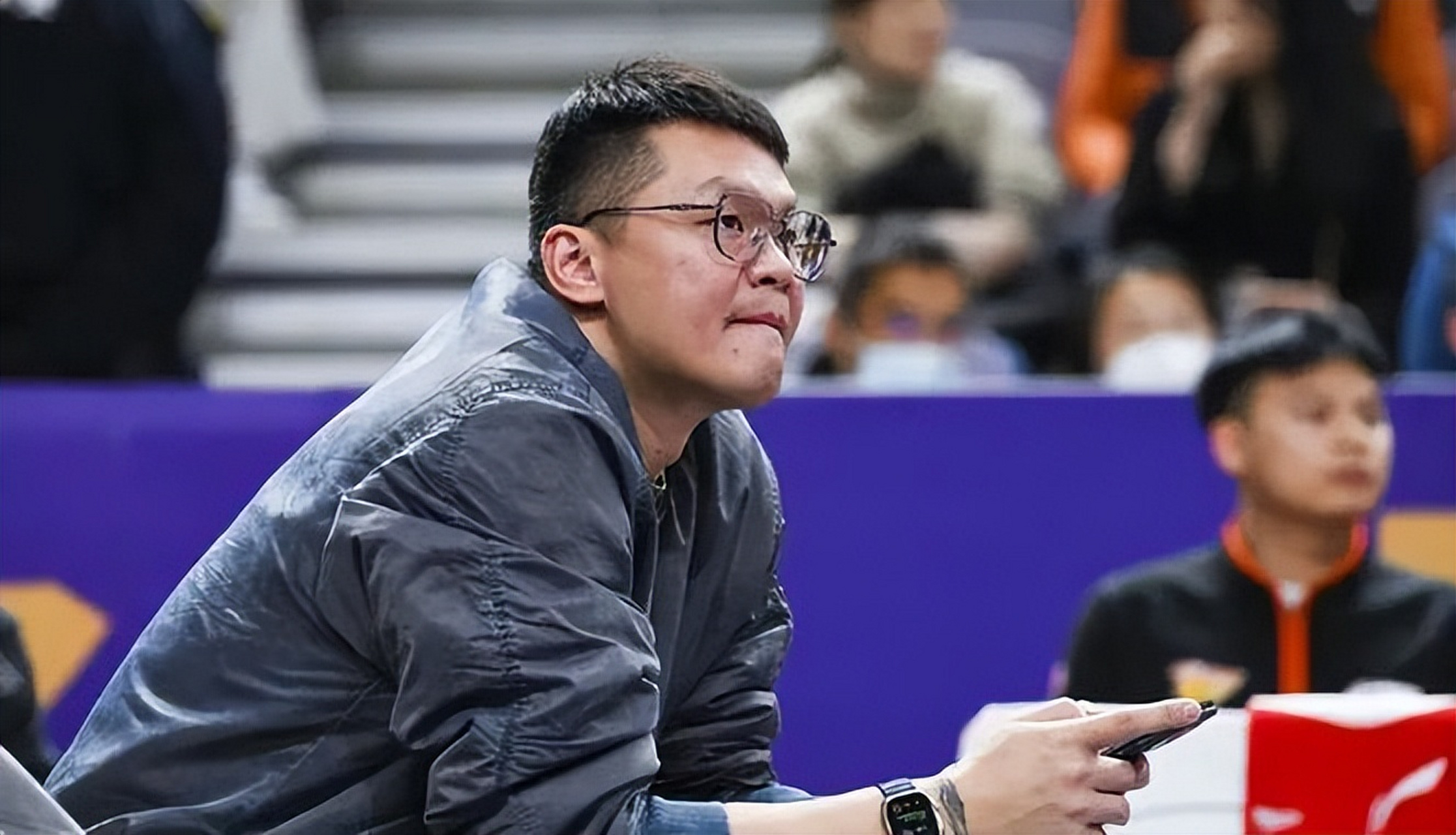 在易建联退役后,广东宏远内线真空,周琦因伤病未成常规战力.