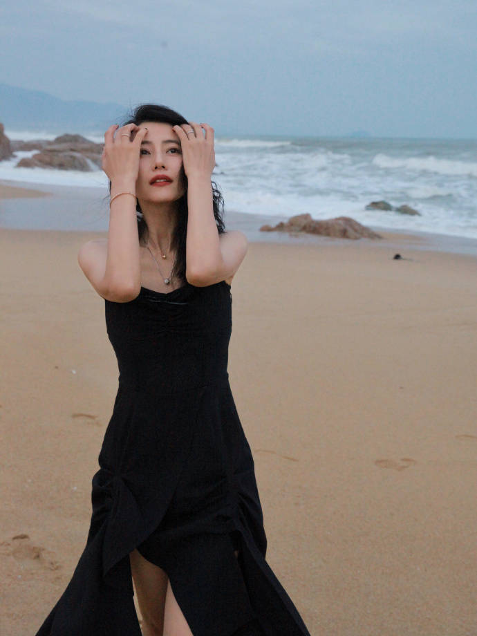 44岁高圆圆太会了,穿吊带手抱身前卖萌笑,双手撩头发姿势太迷人