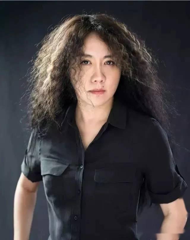 女强人王潮歌勇于展现真实自我,兼顾家庭与事业,成功有加!