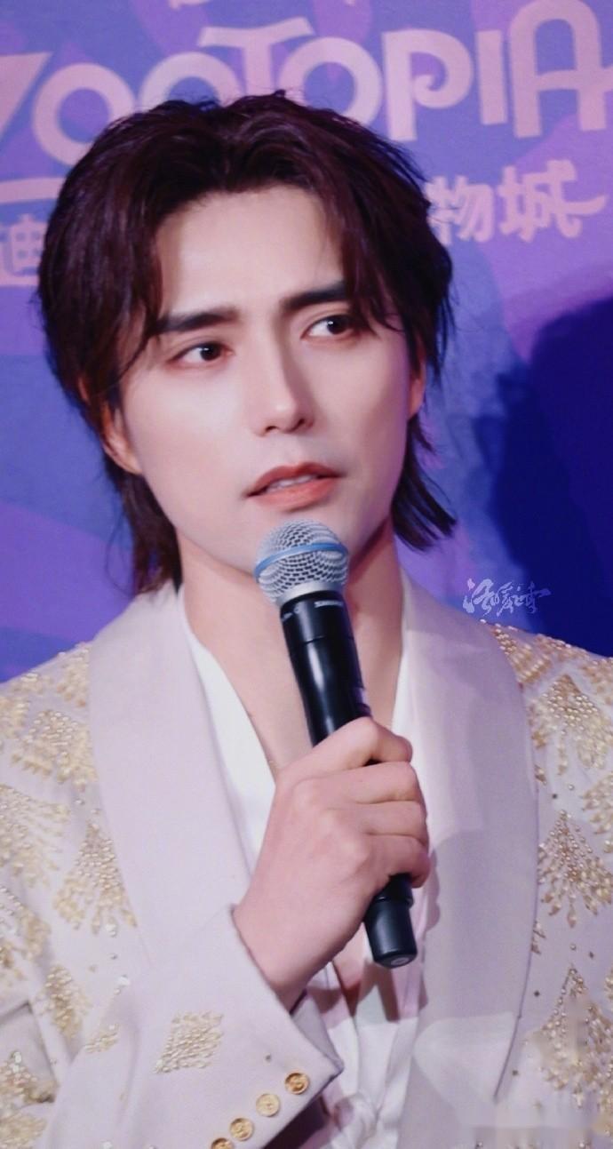 陈鲁豫与小19歌手阿云嘎的恋情瓜网友质疑不信