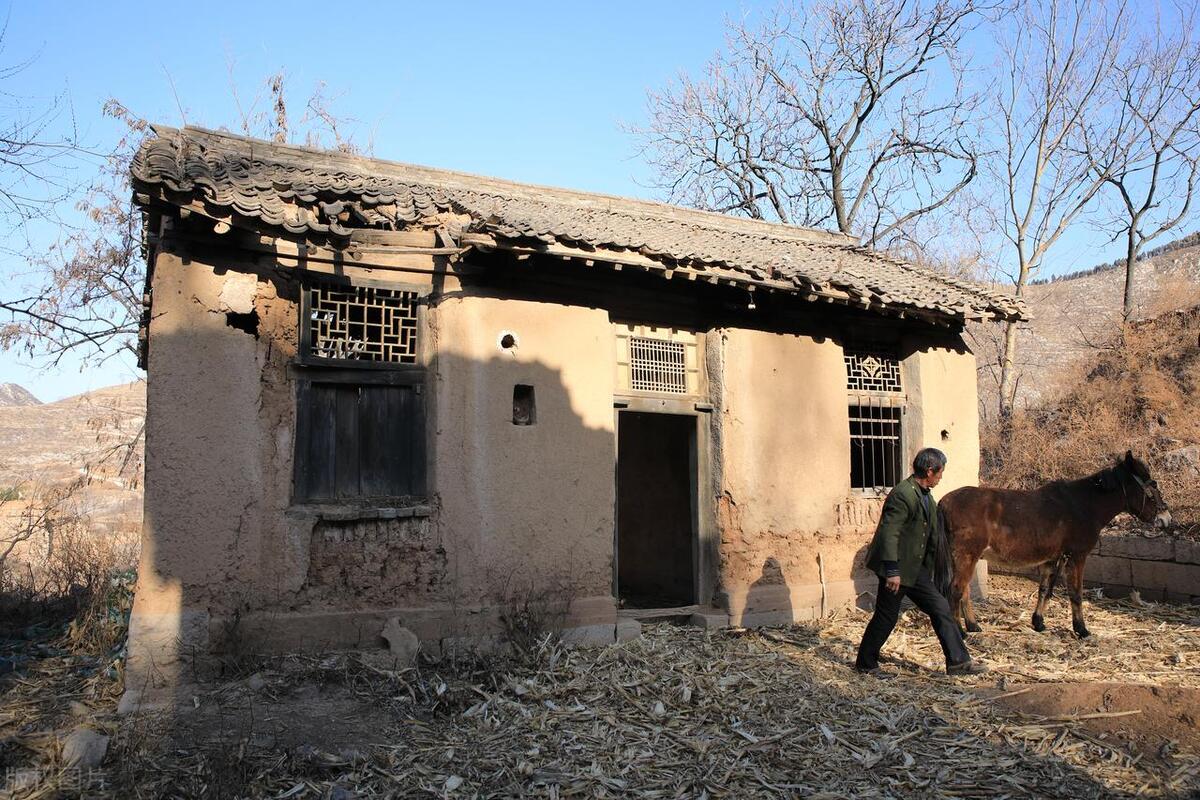 在农村土坯房一直都有,不一定住人,不要被别有用心的人利用了