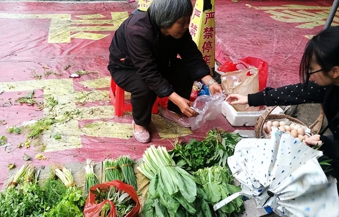 為啥年輕人寧願跑超市買菜,也不愛買街邊老人的菜?原因太現實!