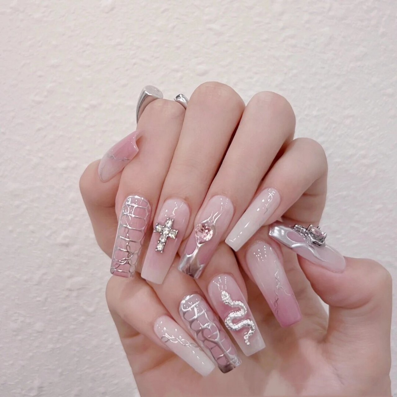 千禧辣妹风y2k美甲酷女孩  千禧辣妹风格的y2k美甲,是那些酷炫女孩们