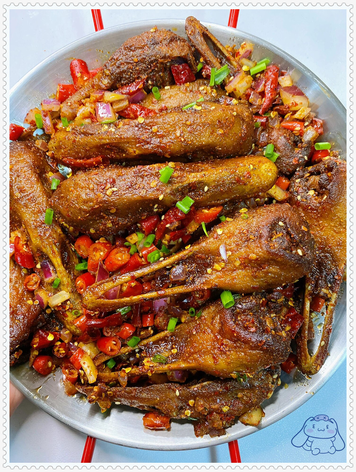 椒盐鸭头,外酥里嫩,美味程度超越了大排档的水准  只需将鸭头切成两半