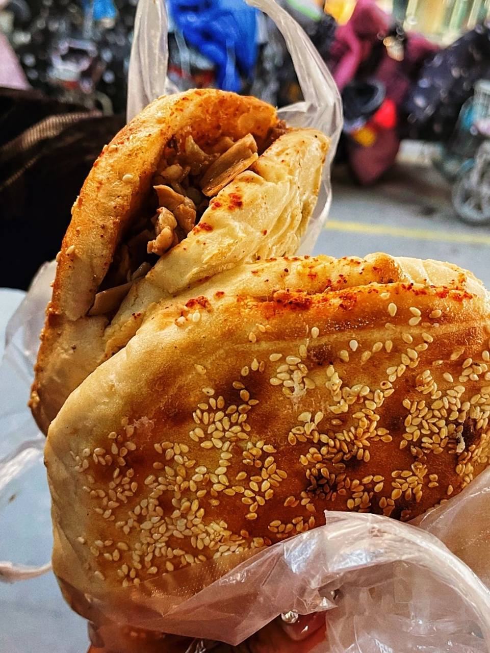 丰县特色美食——烧饼加羊盘肠,过年回家的必尝美味  你是否尝过烧饼