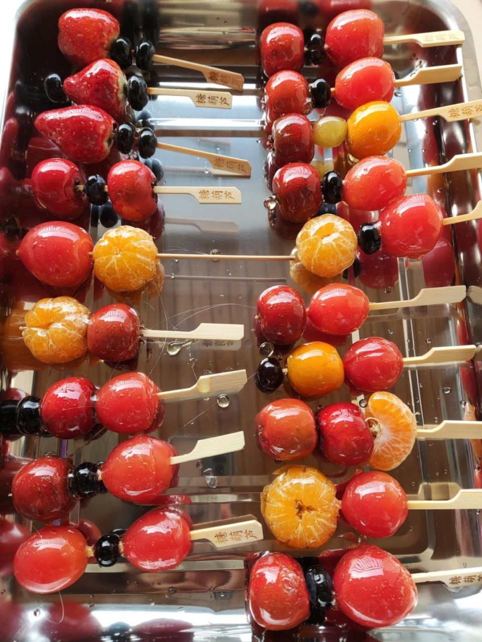 熬制冰糖葫芦的糖是一项需要耐心和技巧的工作, 准备材料:首先,你需要