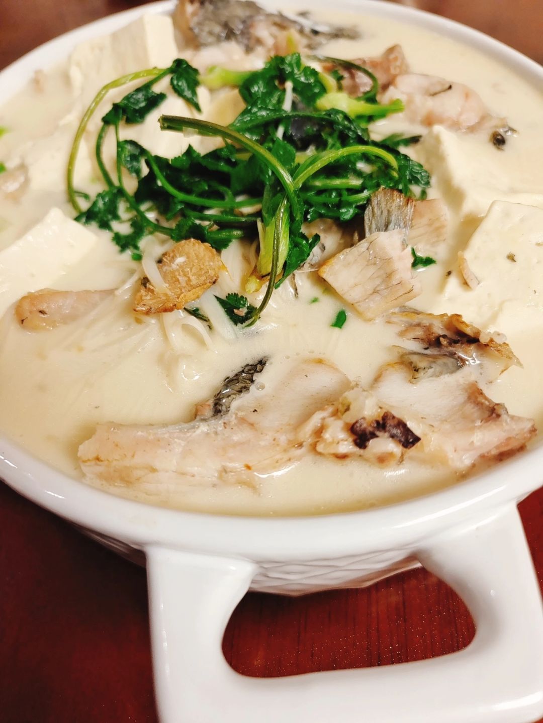 黑鱼豆腐汤  是一道营养丰富,口感鲜美的家常菜,具有滋补养生的功效.