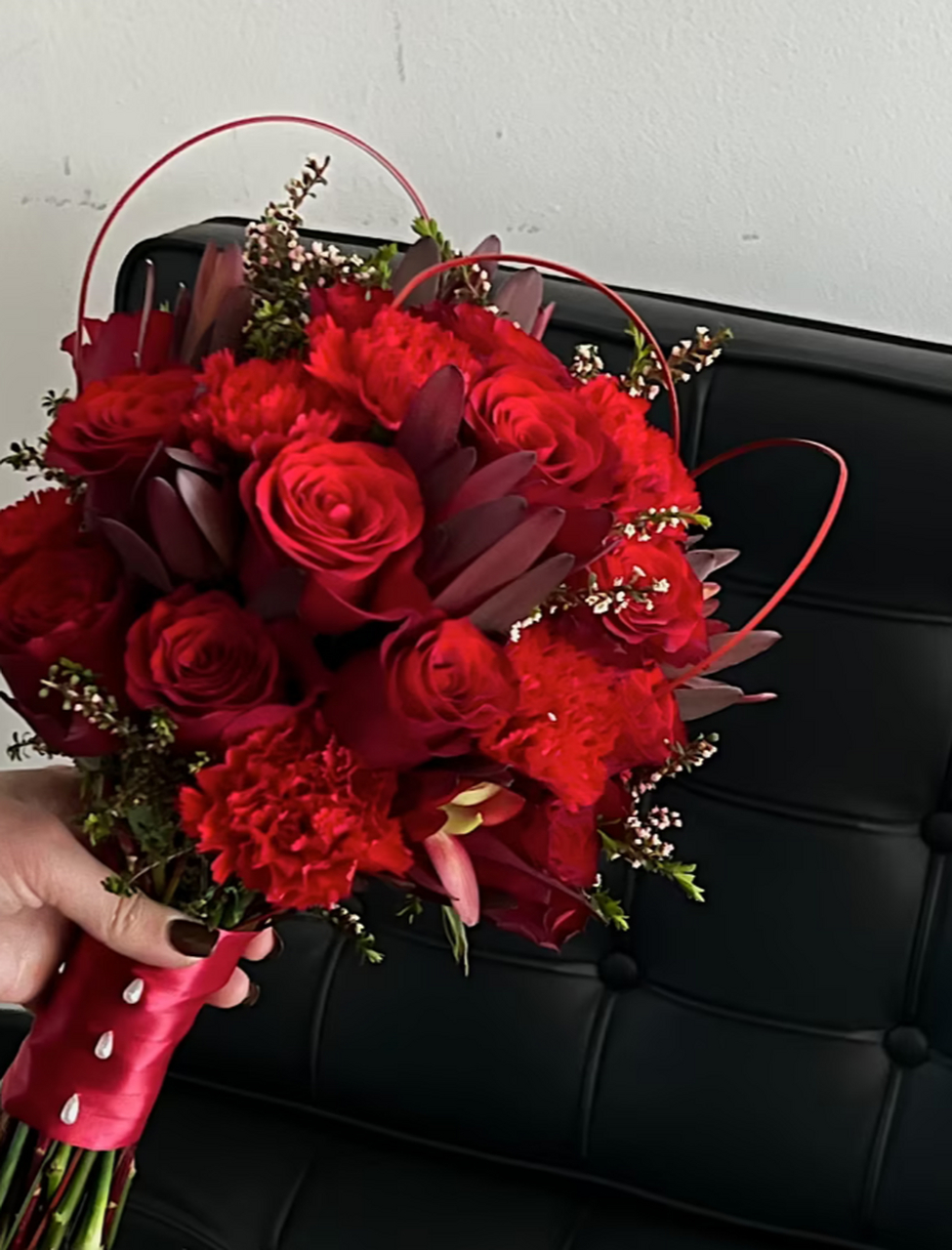 而一款高级的红色系手捧花,更是能够点亮喜庆氛围,成为绝美的焦点.