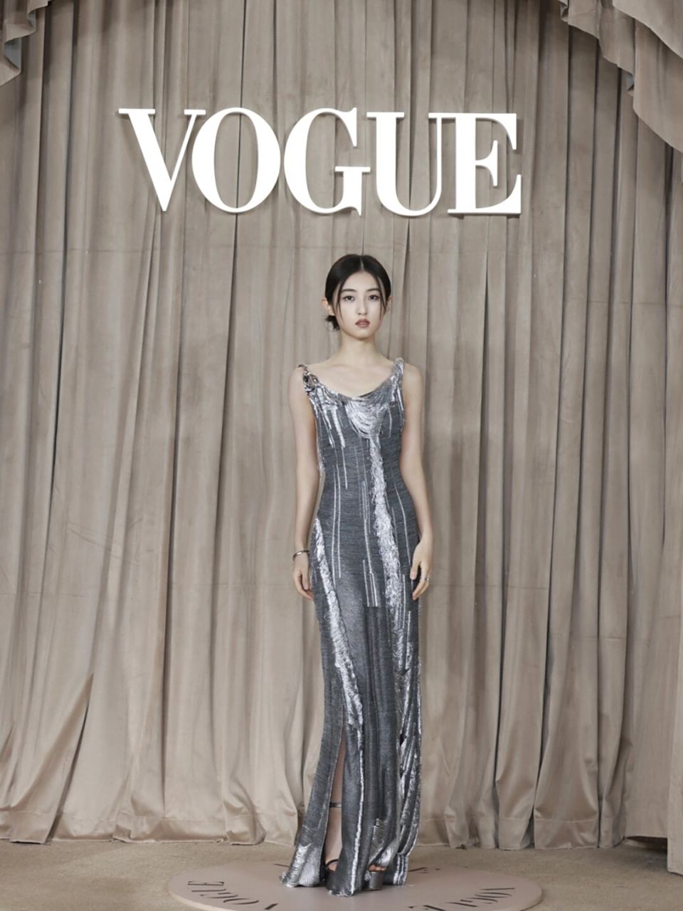 张子枫在出席vogue时尚之力盛会时,以华丽的一字带凉鞋展现出优雅的