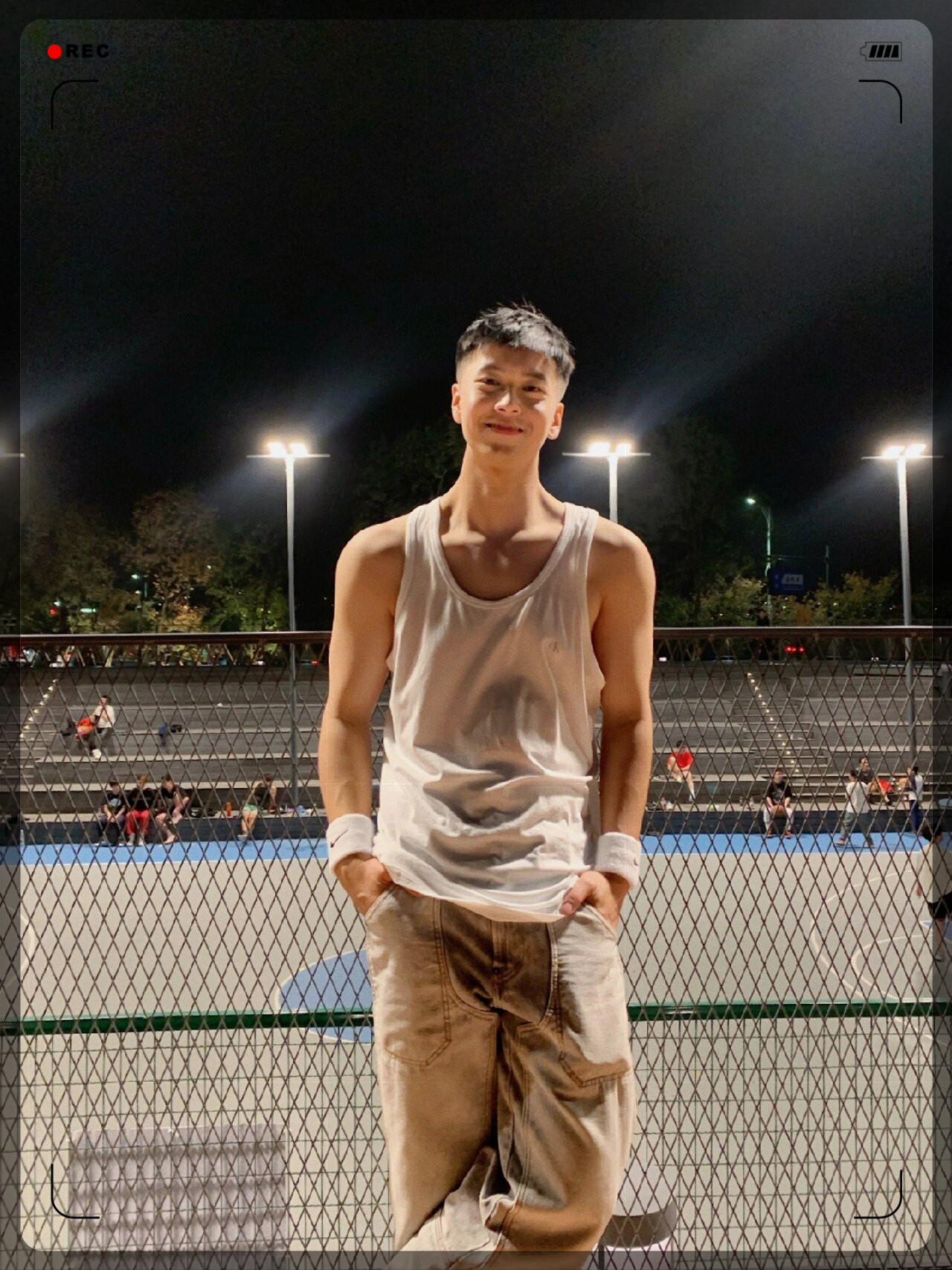 每周,我们的班级组织一次篮球比赛