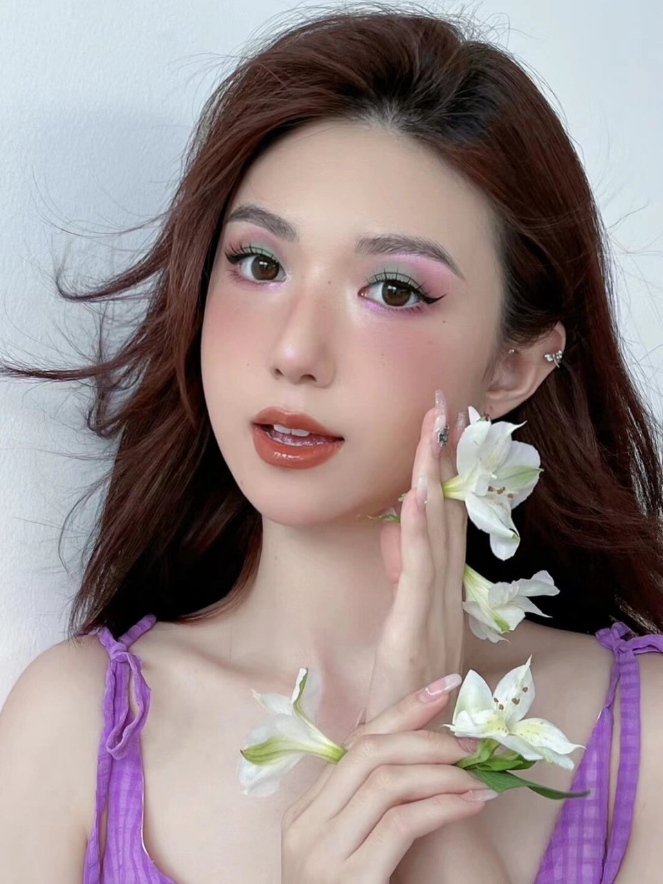 因此,我不断学习和实践,提升自己的化妆技巧和审美水平,以便更好地为