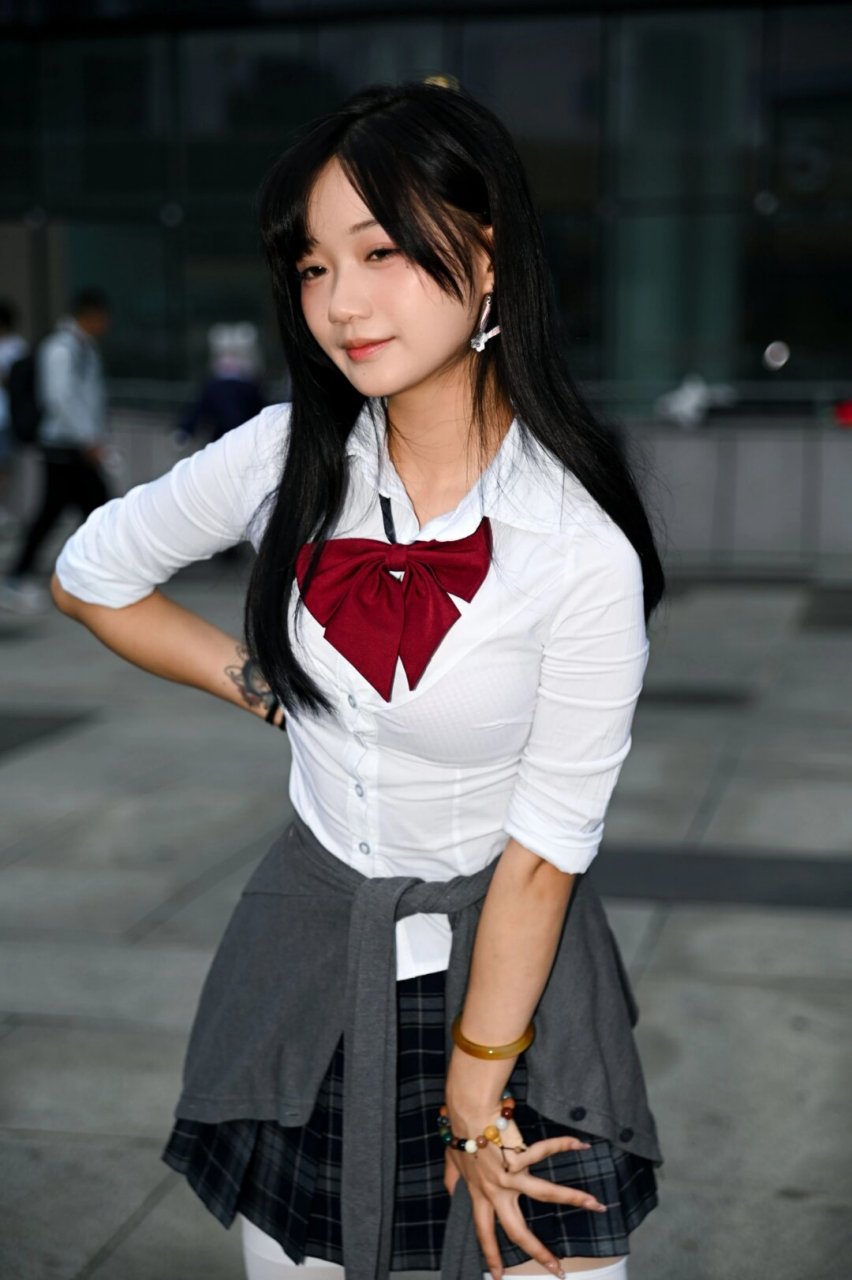 今日jk女孩  jk女孩是指穿着jk制服(女子高中生制服)的女孩.