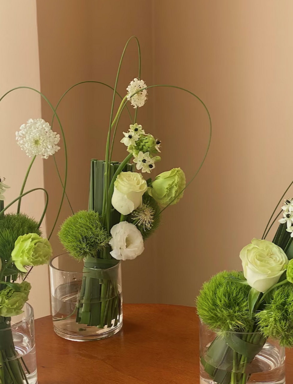 商务桌花设计:酒店会议桌花的艺术之美 在商务会议中,桌花不仅是点缀