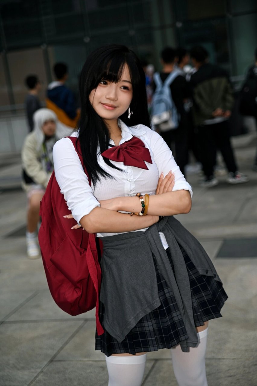 今日jk女孩  jk女孩是指穿着jk制服(女子高中生制服)的女孩.