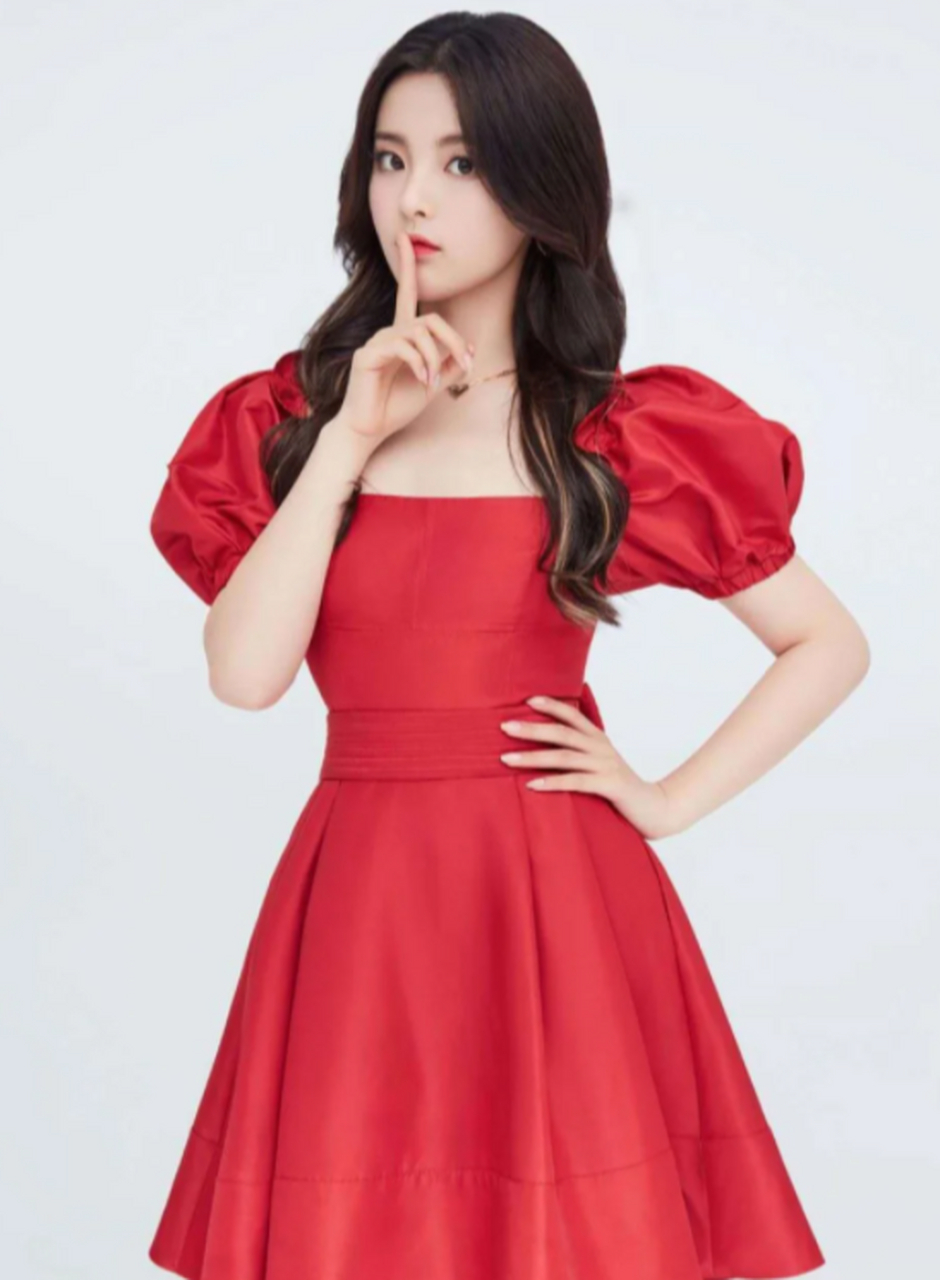 赵丽颖,古力娜扎,杨超越撞衫同款连衣裙 三人穿出了三种不同的风格,你