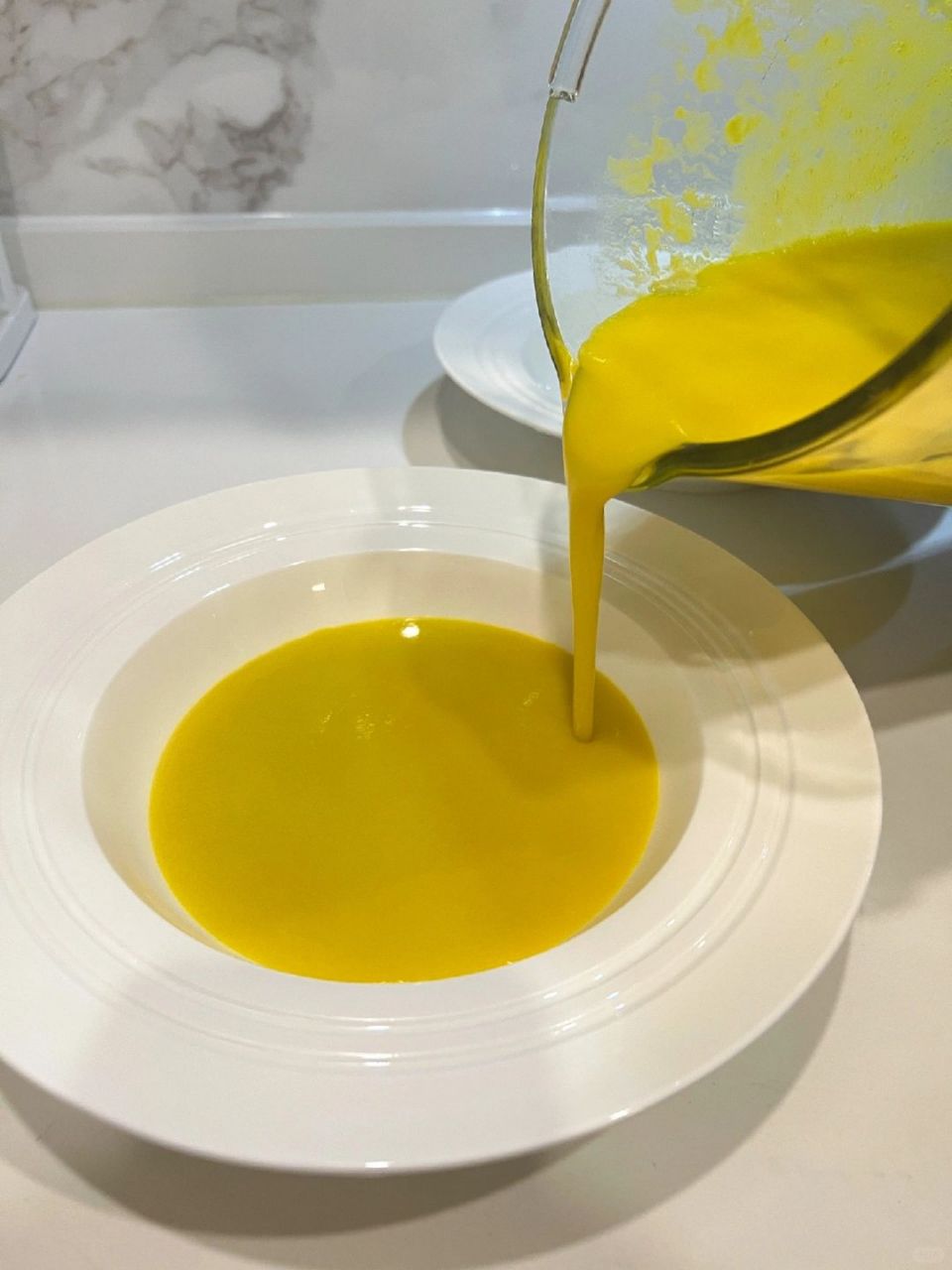 秋冬食补健脾和胃椰香南瓜羹 食材南瓜椰浆清水 做法南瓜去皮切块