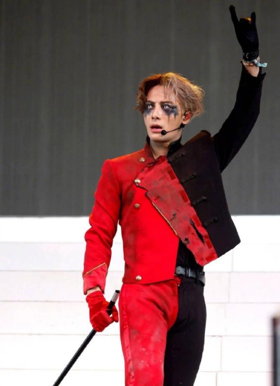 王嘉尔在科切拉表演造型 王嘉尔出现在美国科切拉音乐节,活动现场身穿