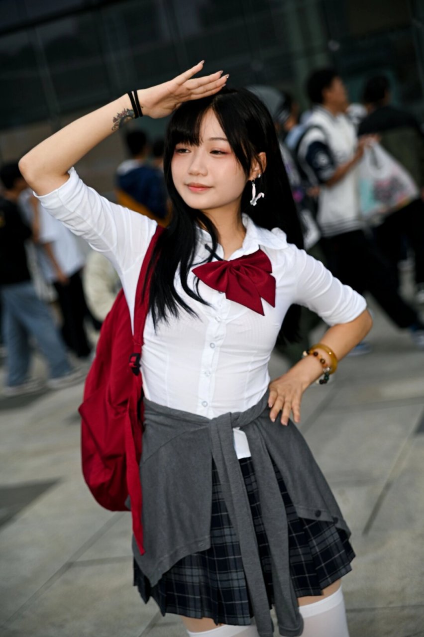 今日jk女孩  jk女孩是指穿着jk制服(女子高中生制服)的女孩.