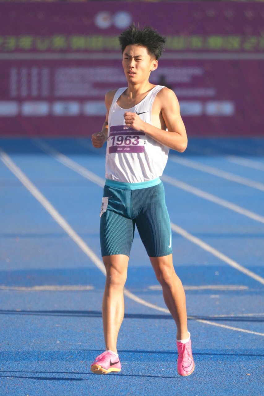 在田径比赛中,短跑运动员需要掌握正确的跑步技巧,例如站直身体,保持