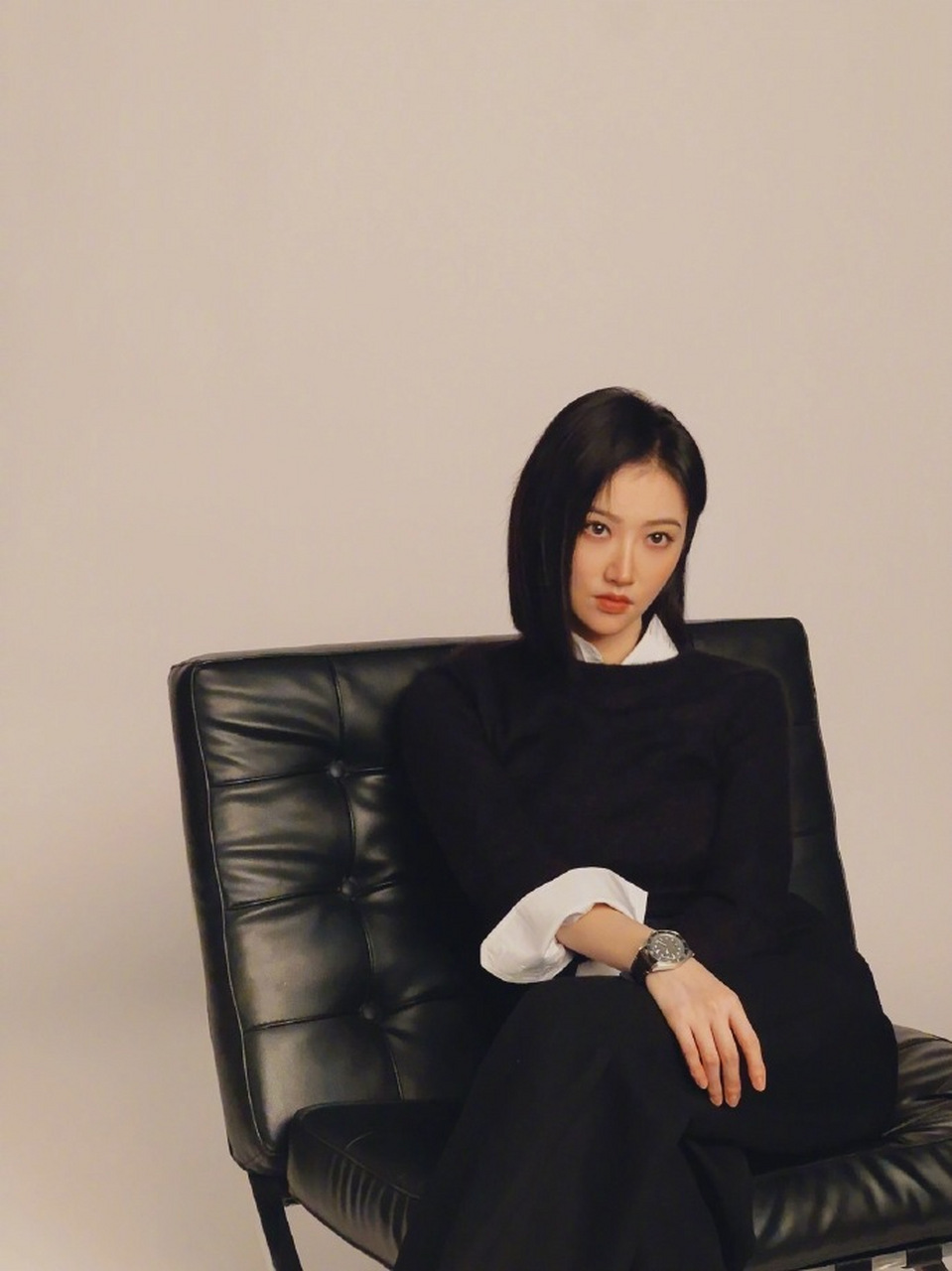 景甜短发好酷好飒好拽,翻衣领那一下太帅了,气场全开,御姐范儿十足!