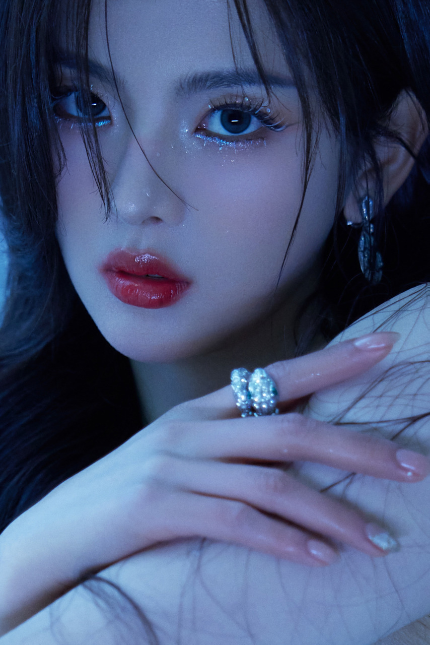 杨超越最新曝光的一组美照中,她身穿蓝绿色亮片抹胸裙,展现出魅力四溢