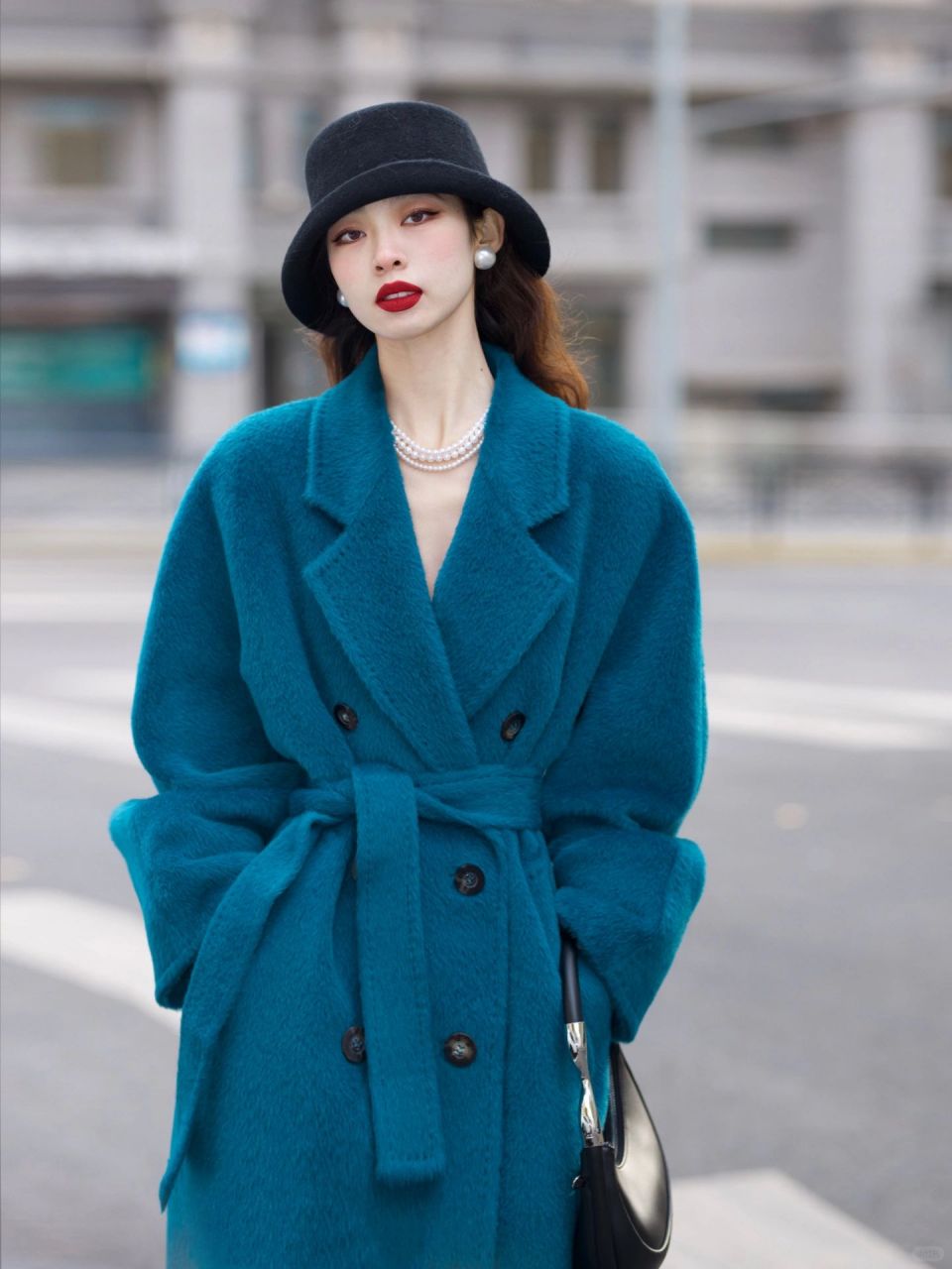 秋冬复古穿搭,一抹优雅贵气孔雀蓝 复古的廓形大衣配上长靴,经典的