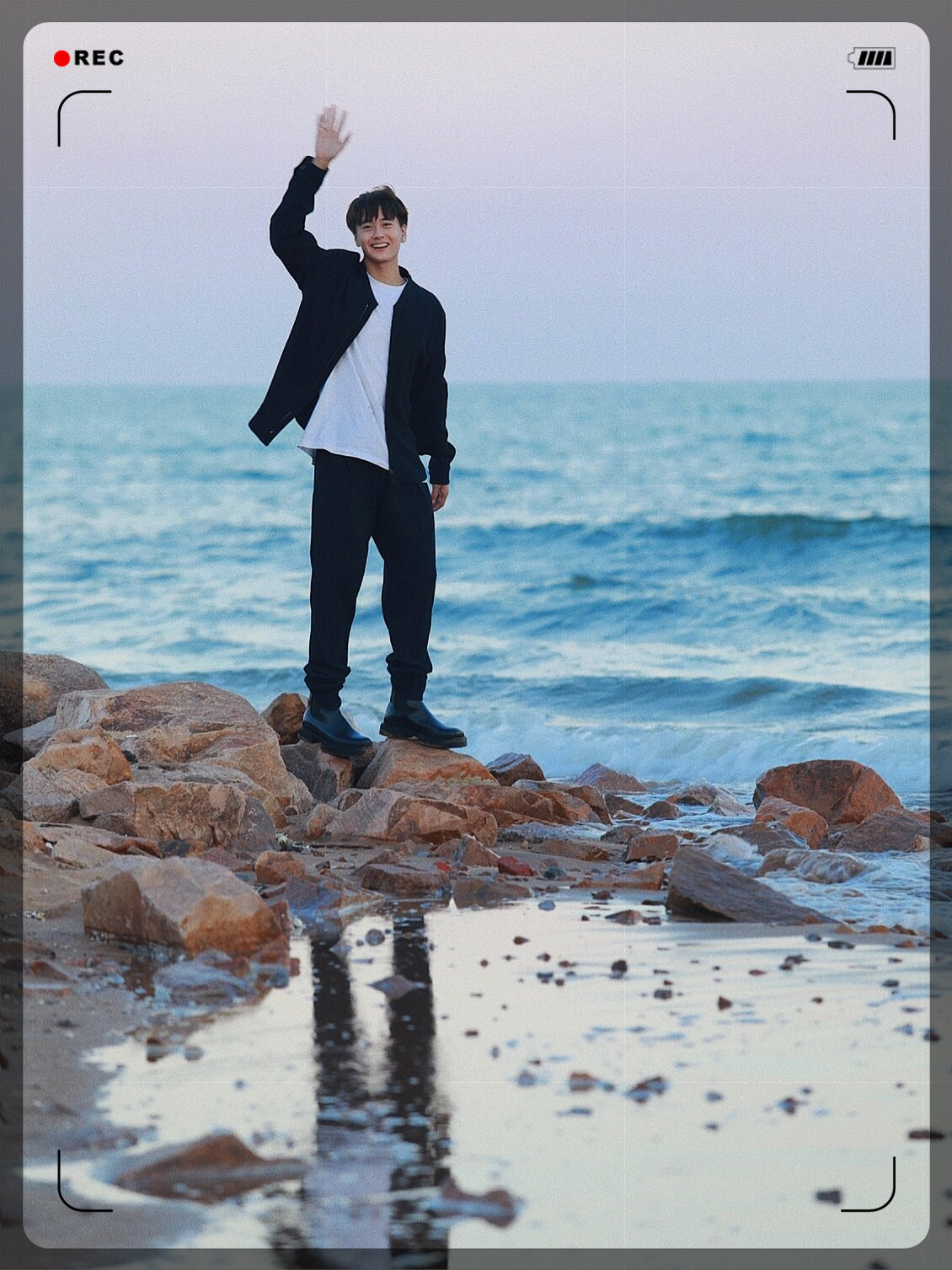 白云朵朵在苍穹中飘荡,与碧海相映成趣,犹如一幅优美的画卷