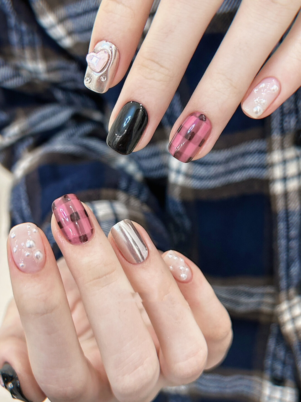 黑粉配色就很绝 格纹美甲	  黑色格纹 粉色底