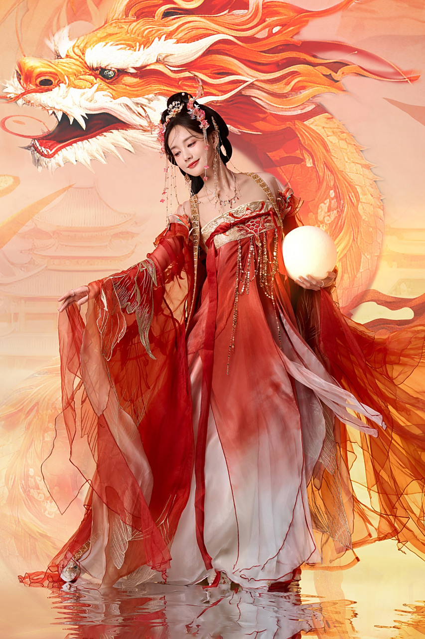 我必须说,李一桐这身红色古装真的太美了!简直就是画中走出来的人儿!