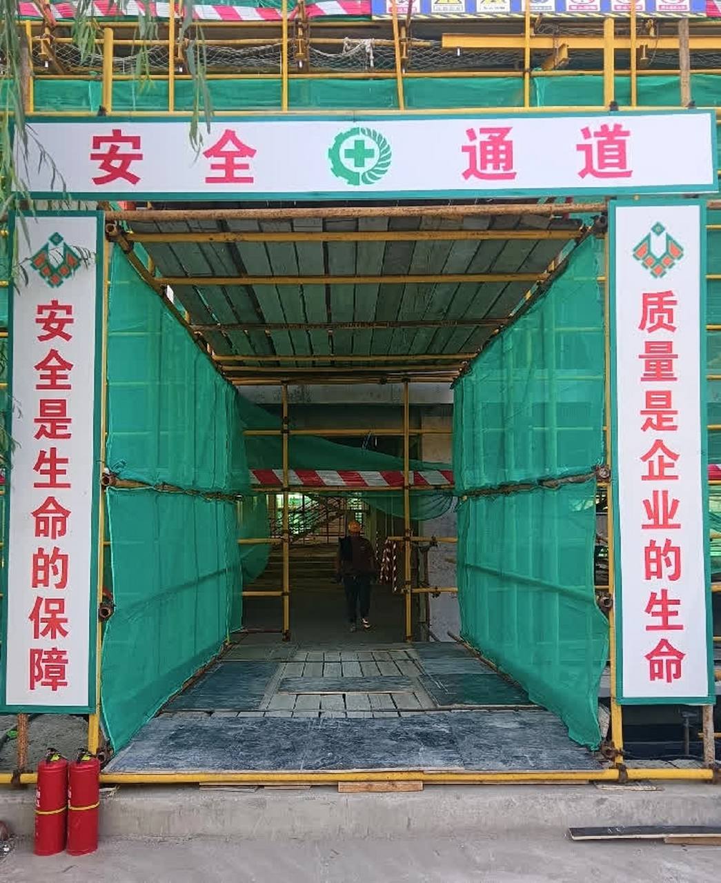 安全通道设置标准. 高层建筑安全通道的长度不小于6米,宽度不小于4米