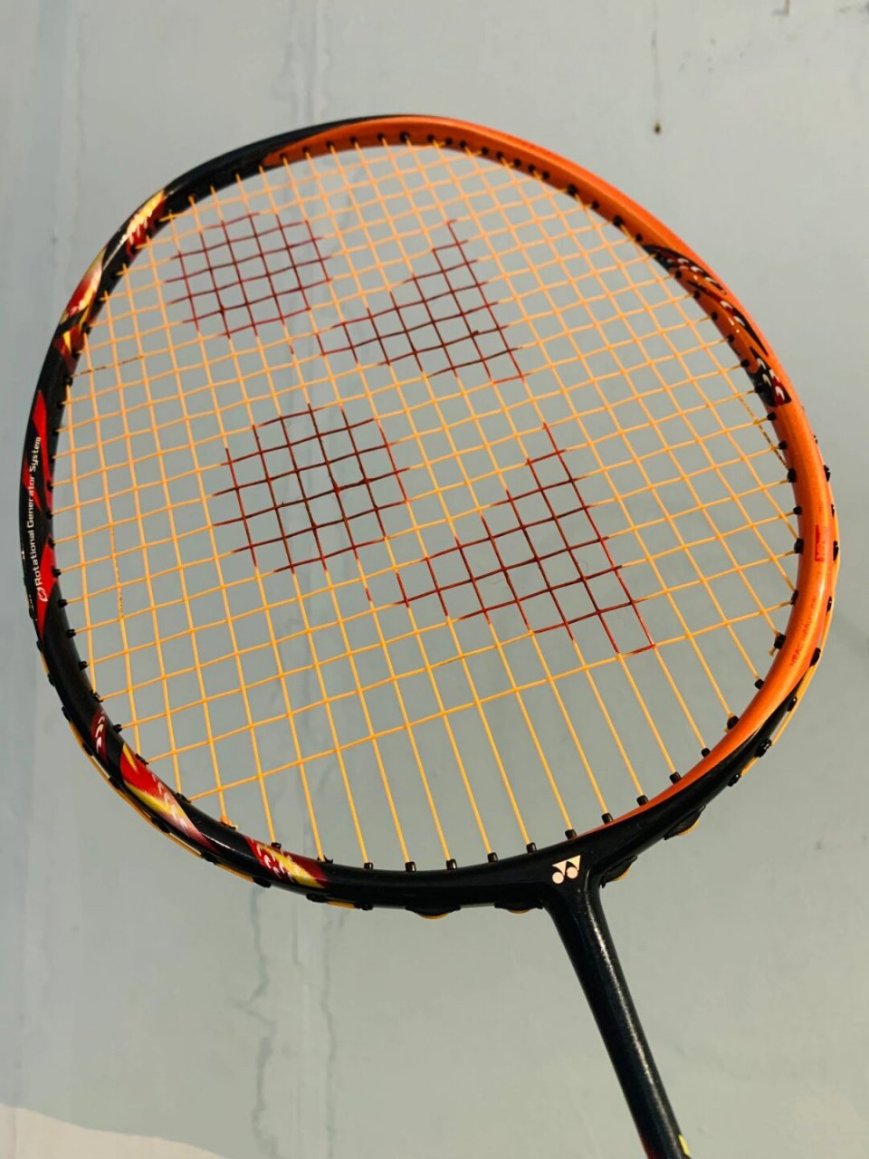 天斧99太阳橙是一款非常优秀的羽毛球拍,它属于天斧系列,是进攻型