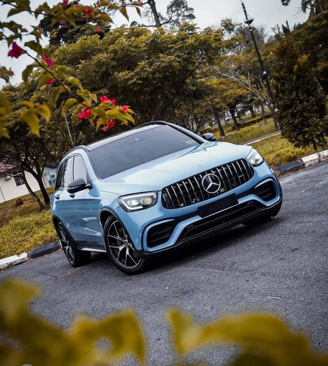 glc改色钢琴瓷器蓝,原色配最帅  奔驰glc,一款优雅而豪华的座驾,如今