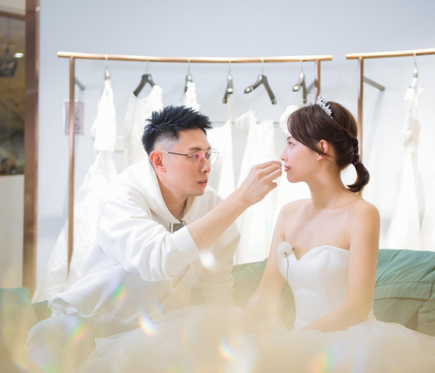 前夫买超在得知张嘉倪翻红后,不甘心失去她,纷纷采取各种手段试图挽回
