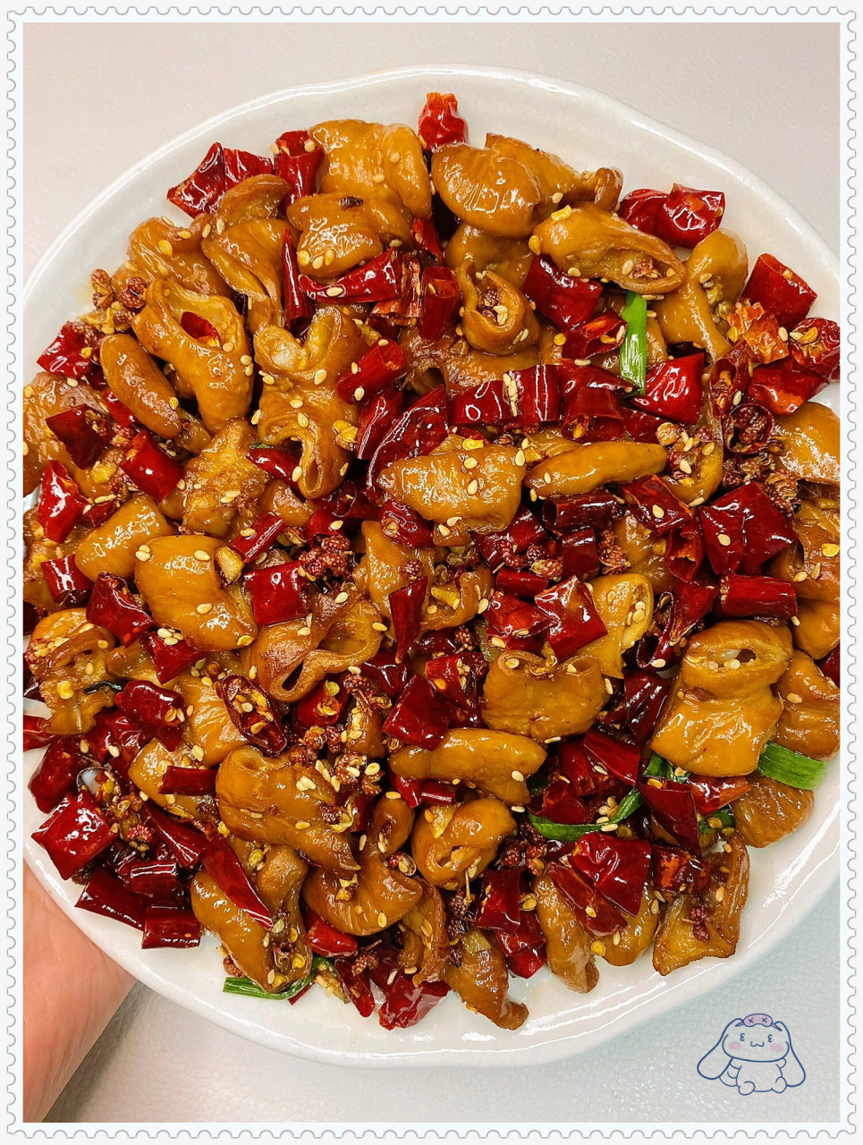干煸肥肠,家常美味必试!  麻辣鲜香的口感让人欲罢不能.