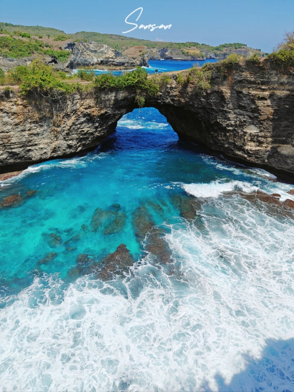 佩尼达岛绝美东西线同款壁纸诚不欺我  在印尼的巴厘岛东边,有一座