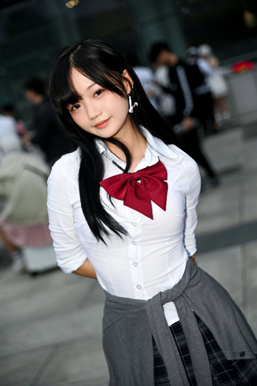 今日jk女孩  jk女孩是指穿着jk制服(女子高中生制服)的女孩.