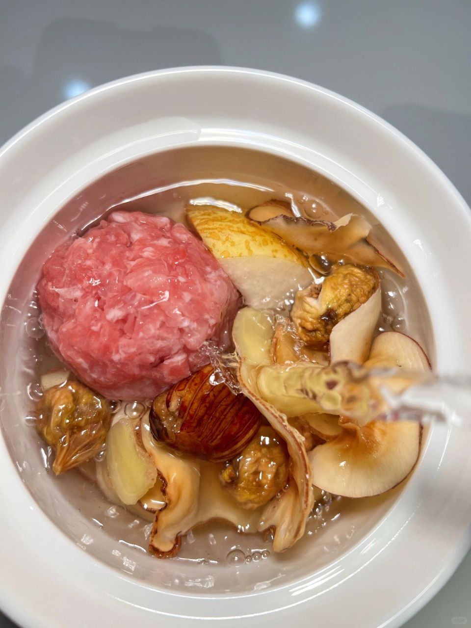 食补润肺养颜海底椰雪梨无花果炖瘦肉 食材瘦肉适量雪梨一个海底椰