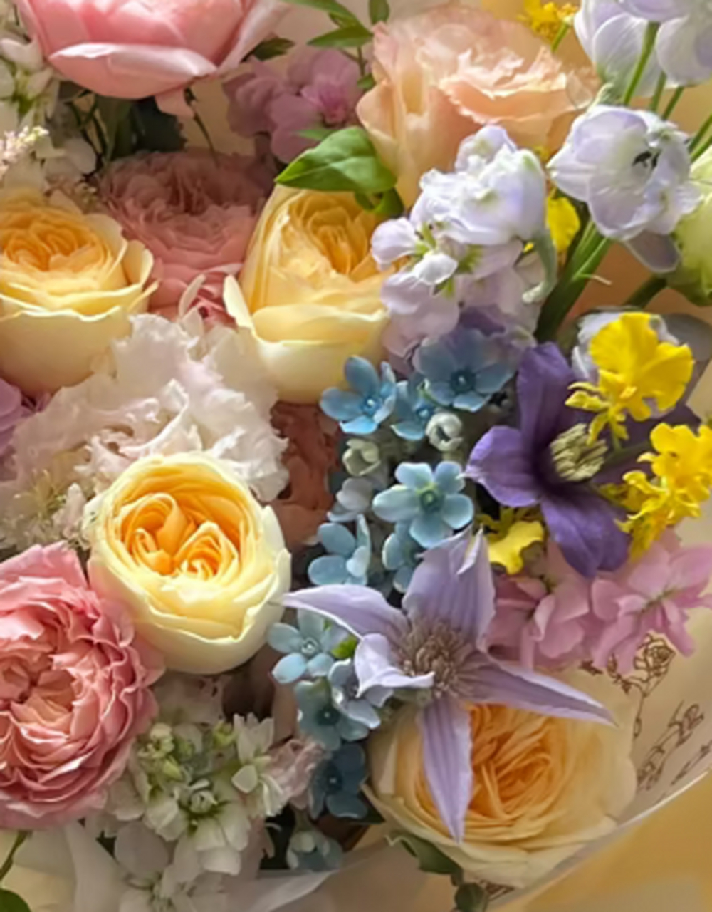 花束以奶油杯玫瑰和多头朱丽叶塔为主角,散发出浓郁的香气和明亮的