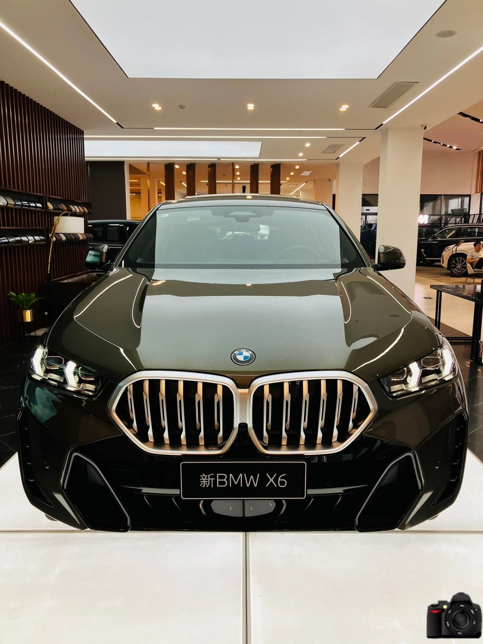 今天来聊聊宝马x6,这可是一款中大型轿跑suv,全球首款轿跑suv哦!