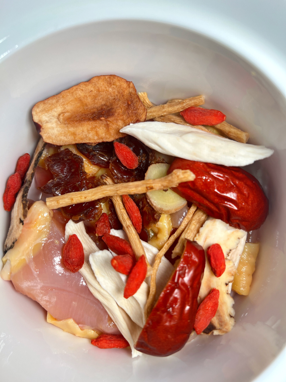 补血养气当归红枣桂圆炖土鸡 食材土鸡适量桂圆八个淮山适量 枸杞适量