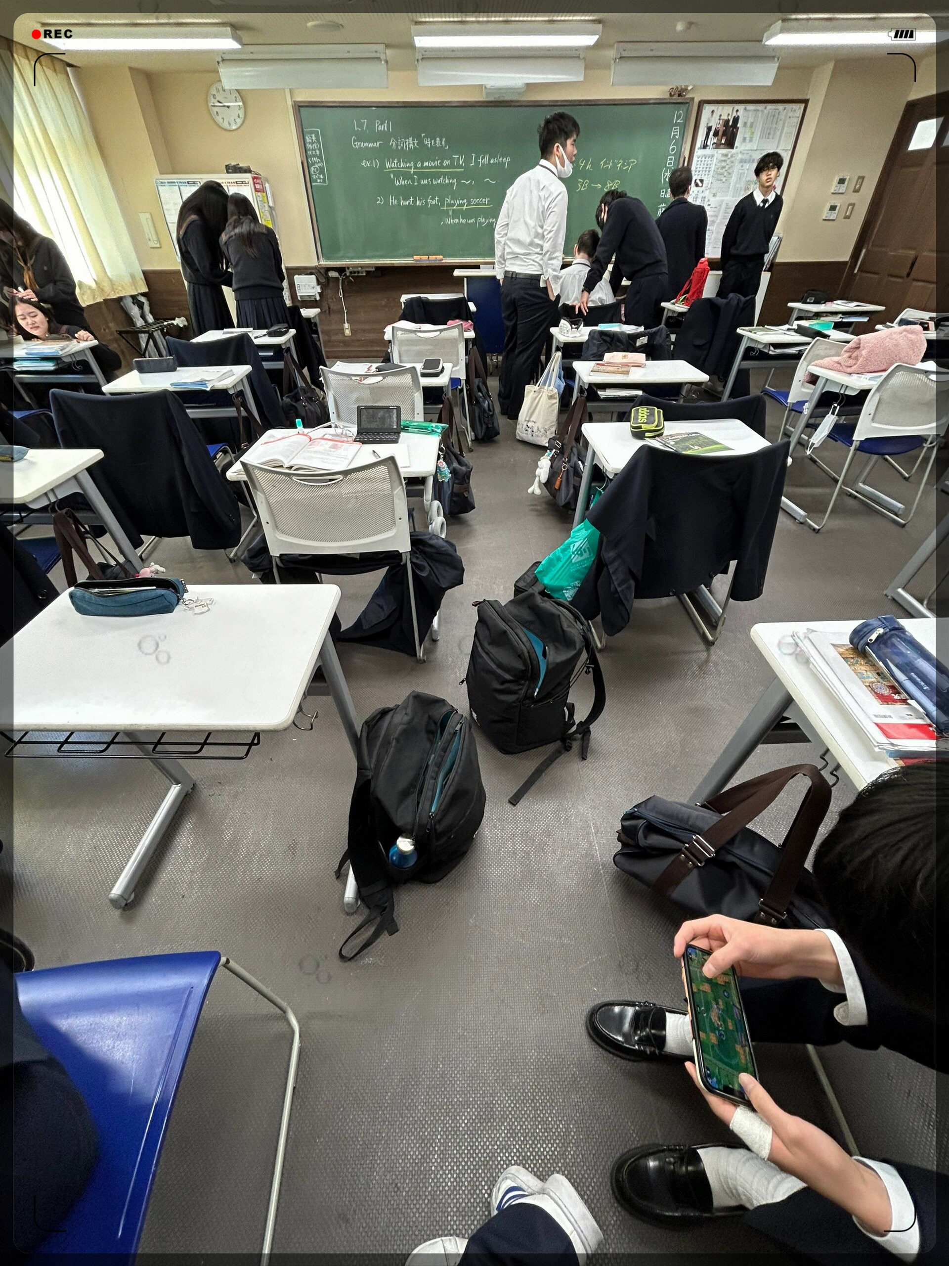 实况图片教室照片日本课间日本高中教室高中教室玩手机日本高中上课