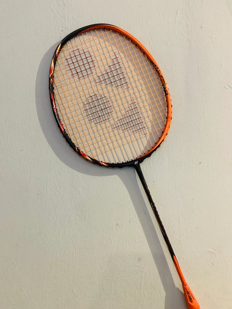天斧99太阳橙是一款非常优秀的羽毛球拍,它属于天斧系列,是进攻型