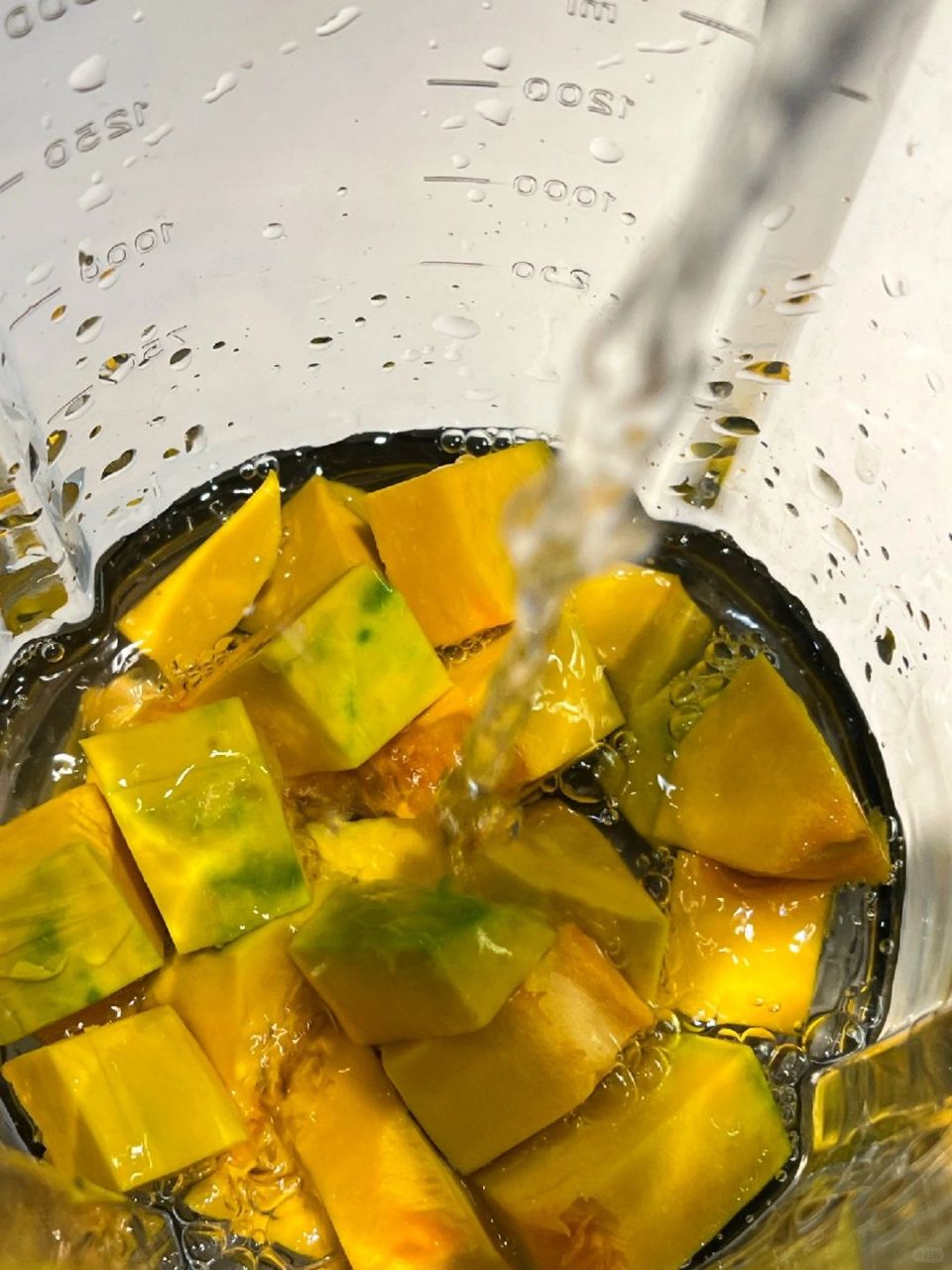 秋冬食补健脾和胃椰香南瓜羹 食材南瓜椰浆清水 做法南瓜去皮切块