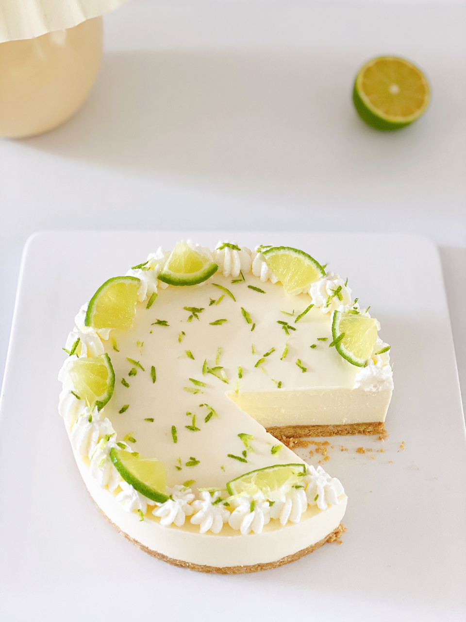 入口即化,冰凉丝滑 加了柠檬的甜品总能甜蜜翻倍, 柠檬酸奶芝士慕斯