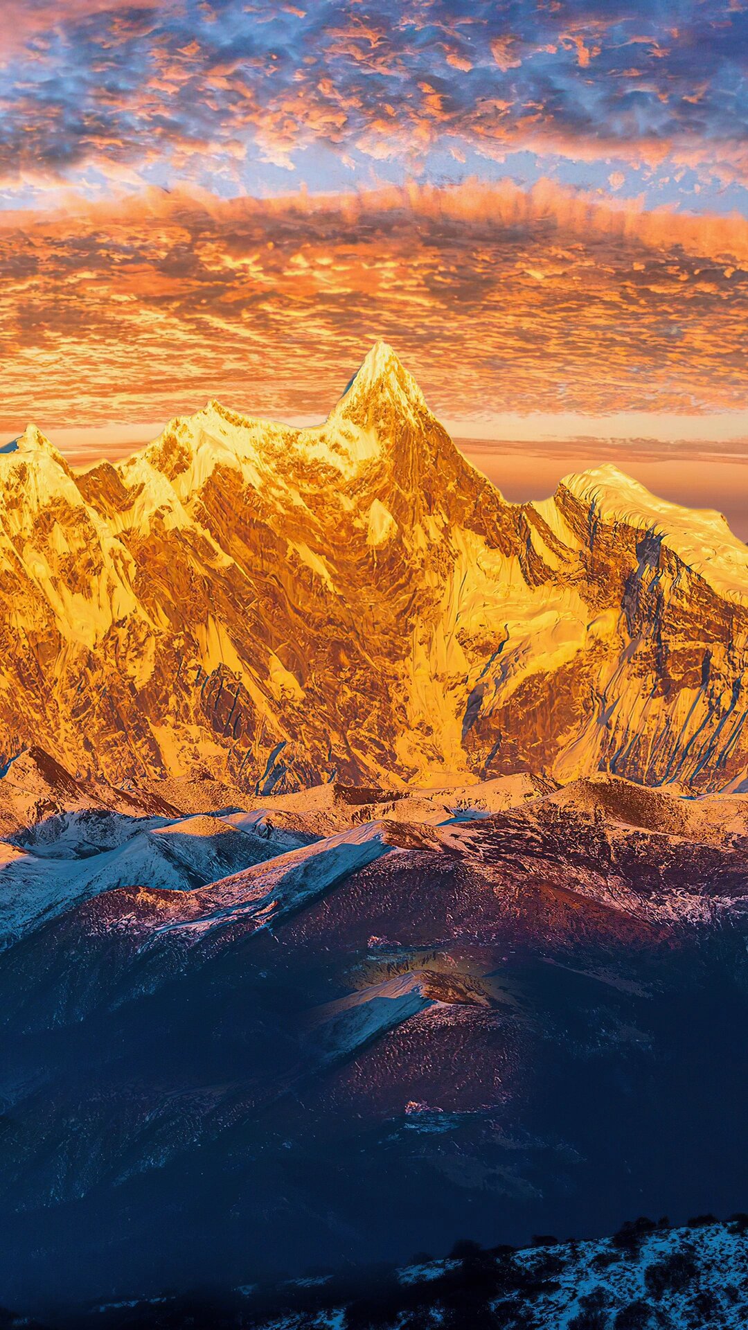 阳光渐渐洒落在山峰上,将那原本静谧的山峦染上了一层金色的光辉