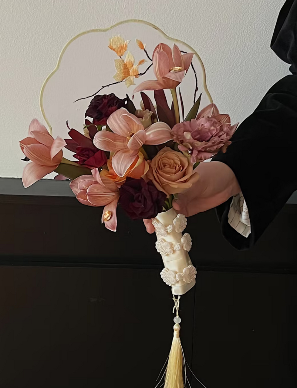 团扇手捧花:古典之美,浪漫之约 团扇,作为中国传统文化中的瑰宝,以其